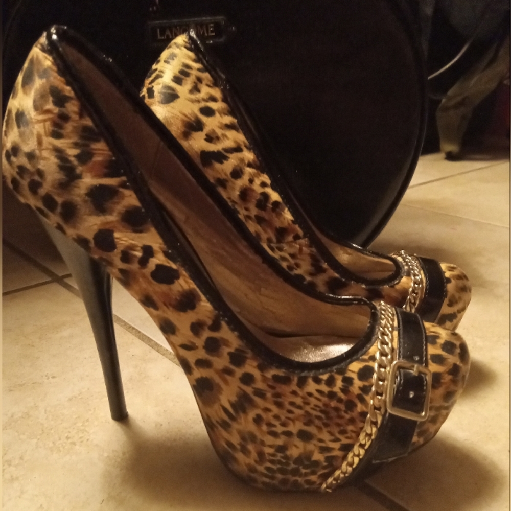 Leopard print heels size 5 1/2